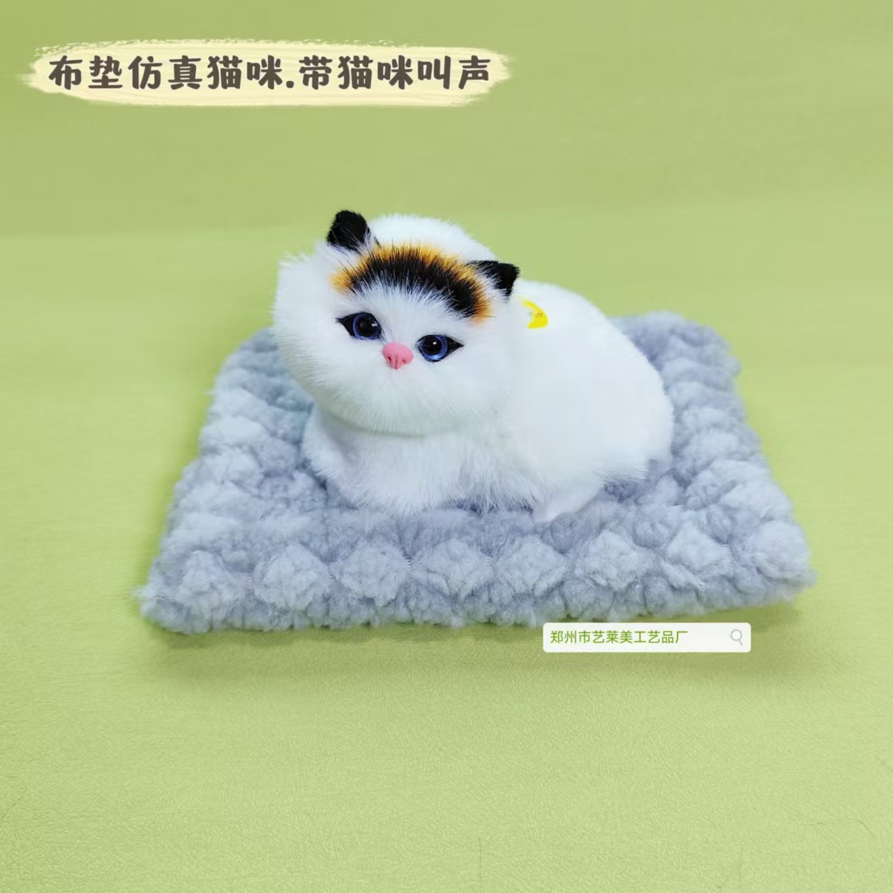 회색 천 패드 블랙헤드 누워있는 고양이