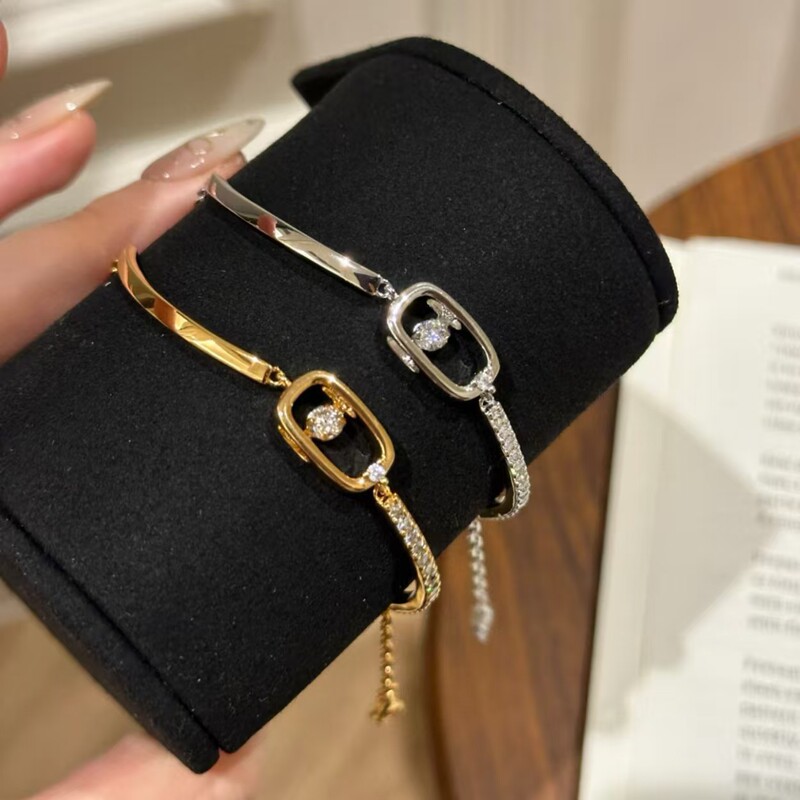 New Oval-Shaped Moissanite Diamond Dynamic Heart Bracelet for Women, High-End, Fashionable, Versatile and Elegant Bracelet New Oval-Shaped Moissanite Diamond Dynamic Heart Bracelet for Women, High-End, Fashionable, Versatile and Elegant Bracelet