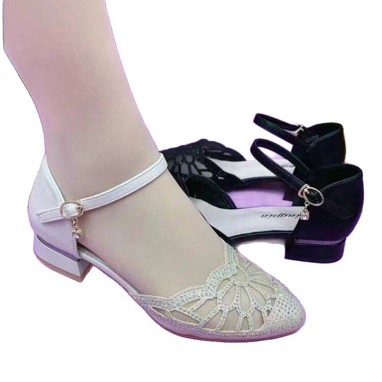 Sandálias de talón suave huecadas, zapatos de talón grueso de mujer con una boca poco profunda y punta hueca con una hebilla de diamante de agua.
