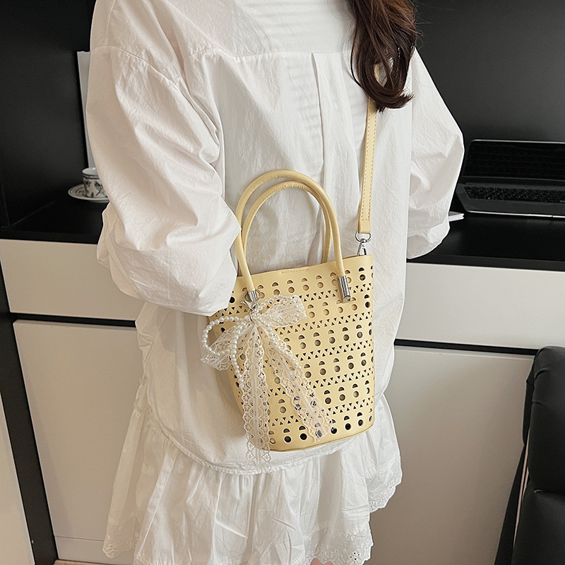 Bolsa de balde hueca de verano para mujeres 2025 nuevo nicho de moda versátil bolso de hombro bolsa de tendencia casual