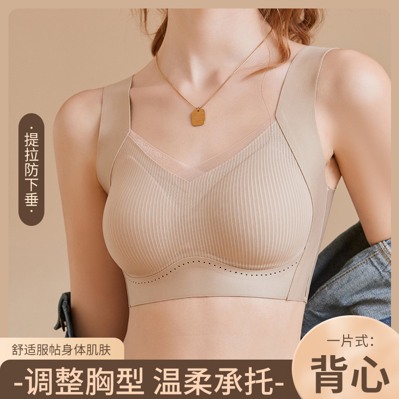 Los senos pequeños de la ropa interior de las mujeres se muestran grandes y se juntan.