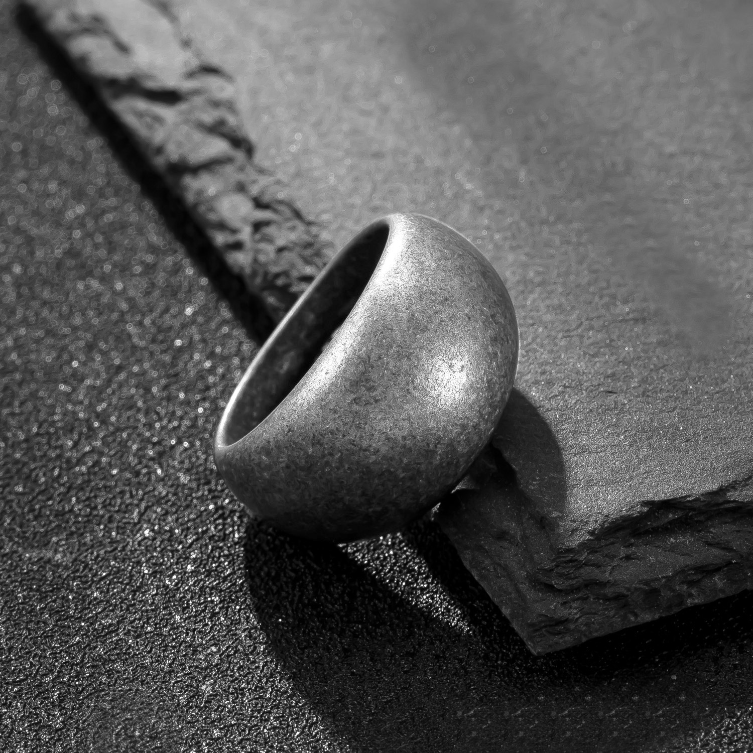 Anillo de hombre de acero inoxidable transfronterizo europeo y americano, anillo de dedo de pasta ligera fundida, joyería de acero de titanio antiguo retro, venta directa de fábrica