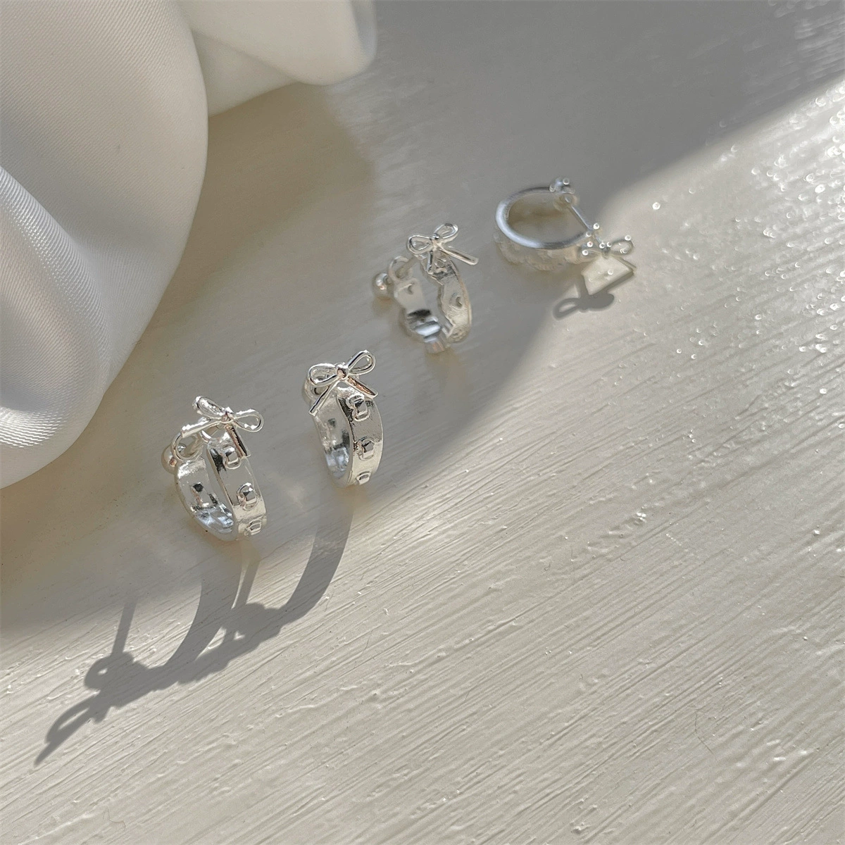 Серьги с бантом, универсальная модная серебристая застежка, в стиле Chanel, лёгкая роскошь, высококачественный стиль, простой и элегантный дизайн