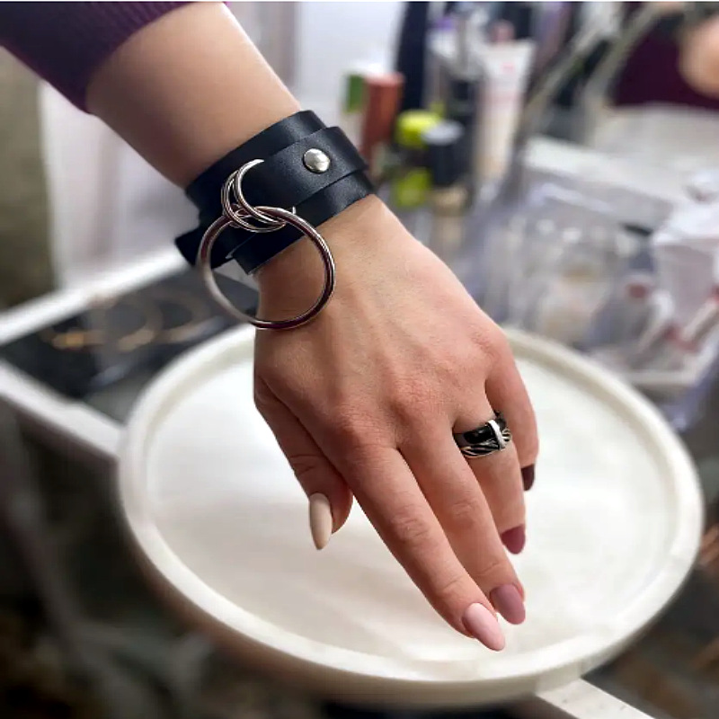 新款手环女生皮手链PK风铆钉哥特饰品情侣手镯Leather wristband
