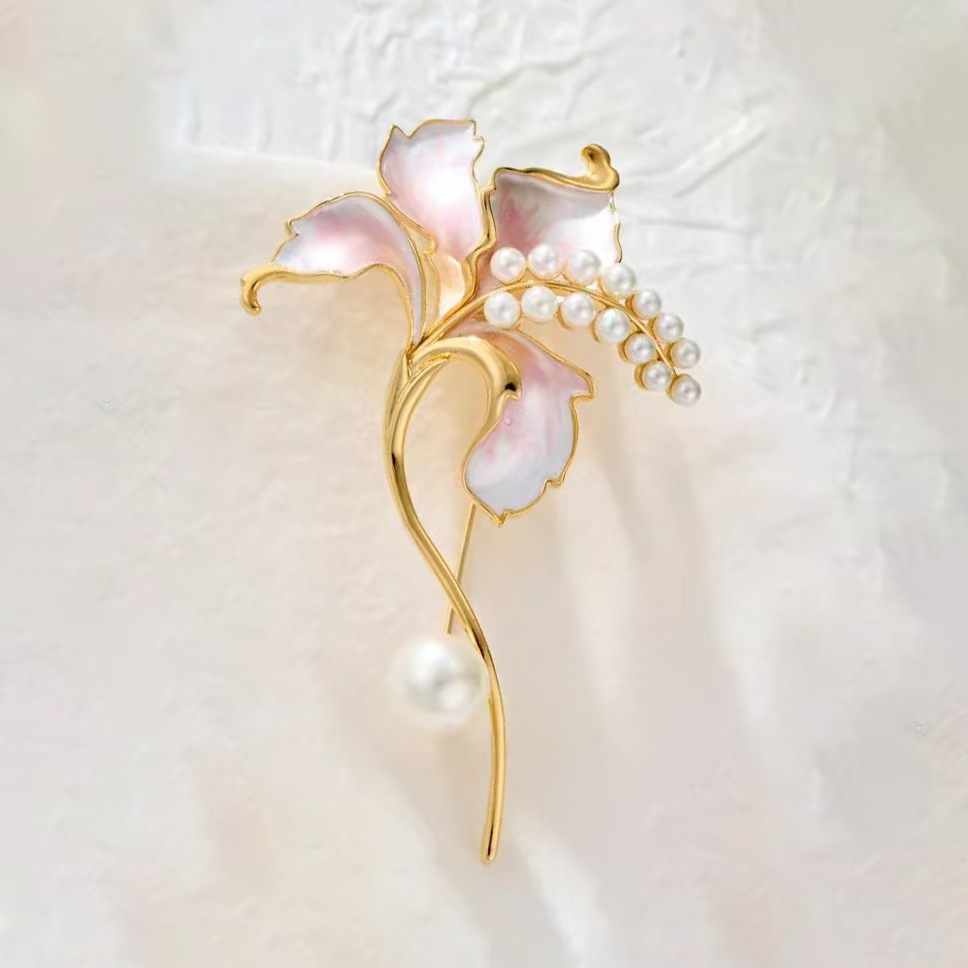 High-end, exquisite two-tone enamel lily brooch, a unique and eye-catching piece with pearl tassels, a delicate and elegant pin, a new style of corsage