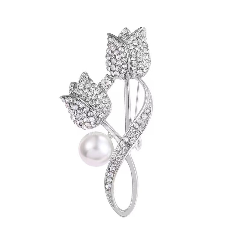 Elegante tulpenbroche met diamant als accessoire voor damespak_voghion.com
