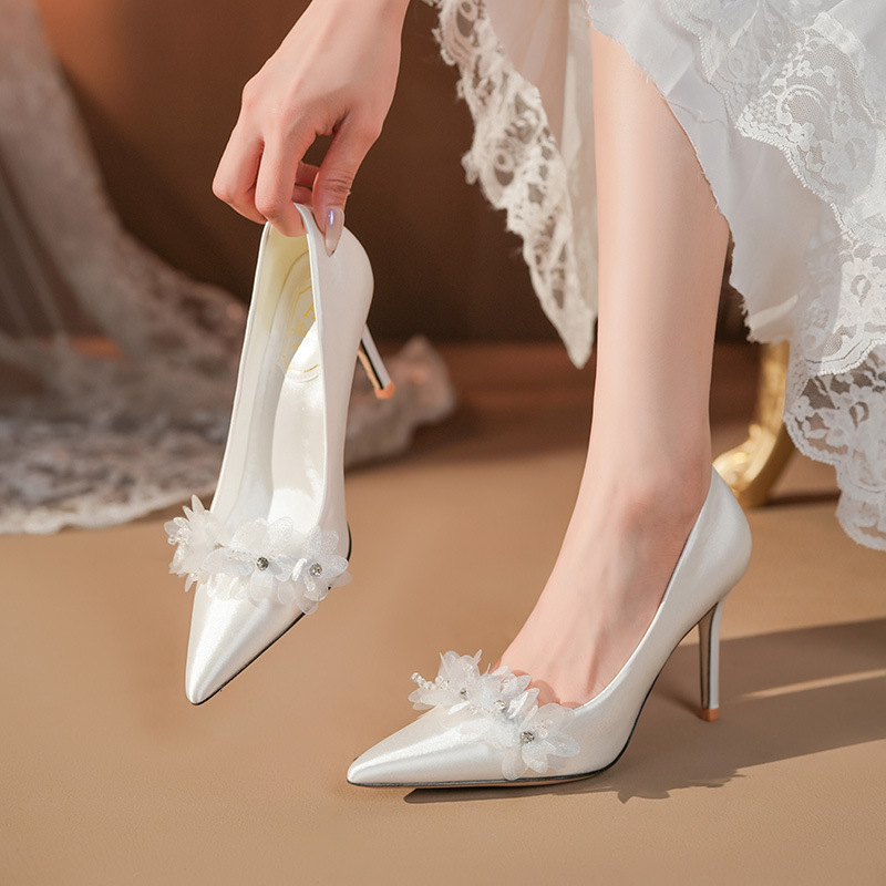 Witte satijnen bruidsschoenen met applicaties, stilettohakken, sexy hoge hakken voor bruidsmeisjes, bruidsjurk, banket_voghion.com