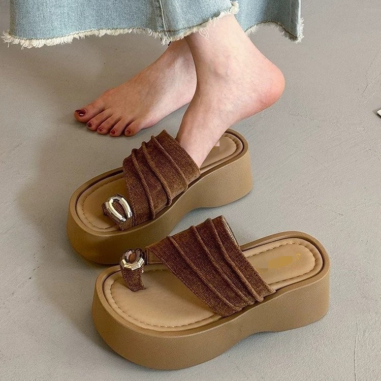 Zapatillas de fondo grueso para mujeres con falda 2026 verano nuevo pliegue con dedos de mano zapatillas de playa suaves image 3