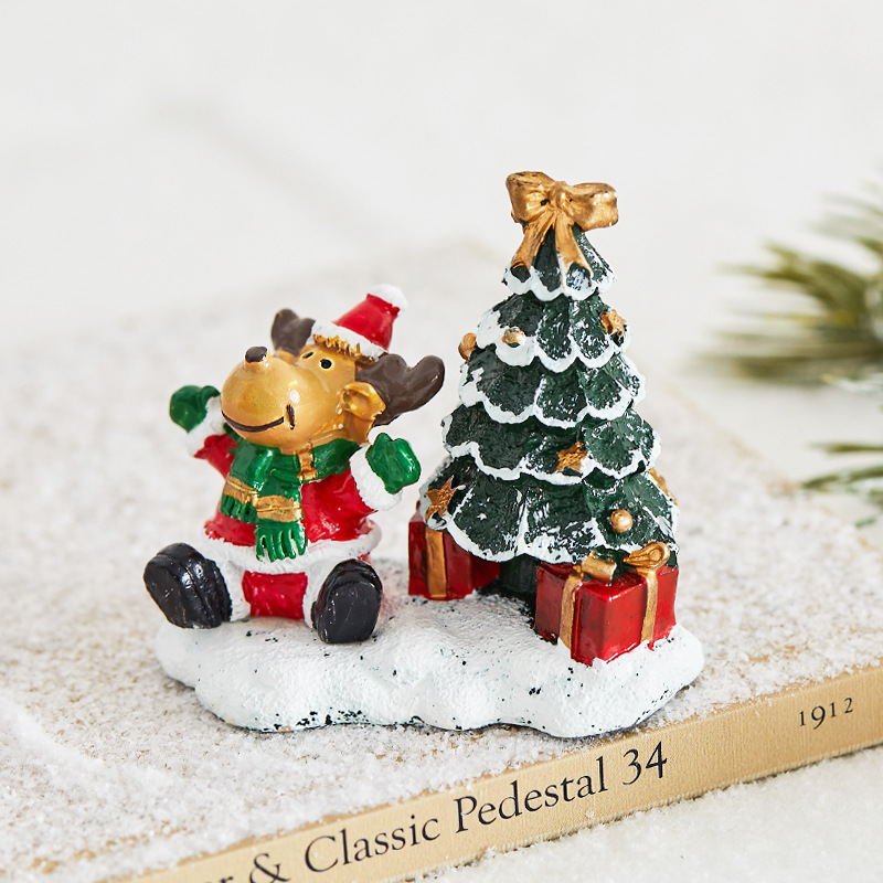 クリスマスの新しいクリスマスツリーの小さなシーン雪の家の部屋の装飾ホテルのデパートのショーウインドーの祝日の装飾|undefined