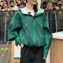 明星同款户外风穿搭2023秋款绿色冲锋衣外套搭配半身裙两件套装