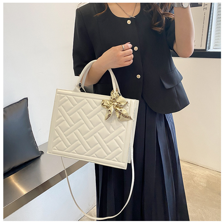 Fashionable and versatile women's bag 2023 summer new silk scarf handbag Bags feeling single shoulder diagonal armpit small square bag_voghion.com
