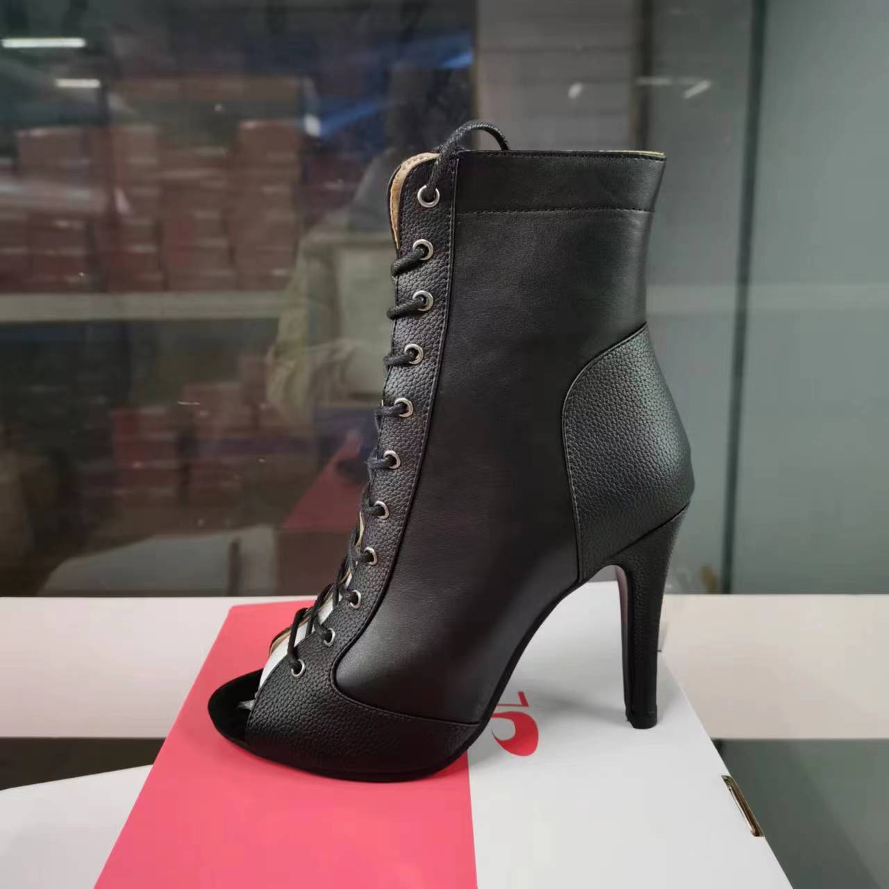 Jazz europeo y americano de lazo botas de boquilla de pez mujer primavera y verano botas cortas huecas de talón delgado sandalias de baile de talón alto tamaño grande