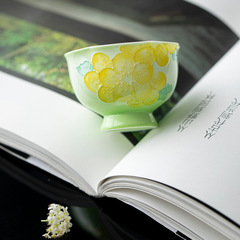 グラデーションの緑の手描きの春の花の陶磁器の主人の杯のエナメルの花の杯の花の杯の釉薬の下で色の小さい清新な茶器を塗ります。