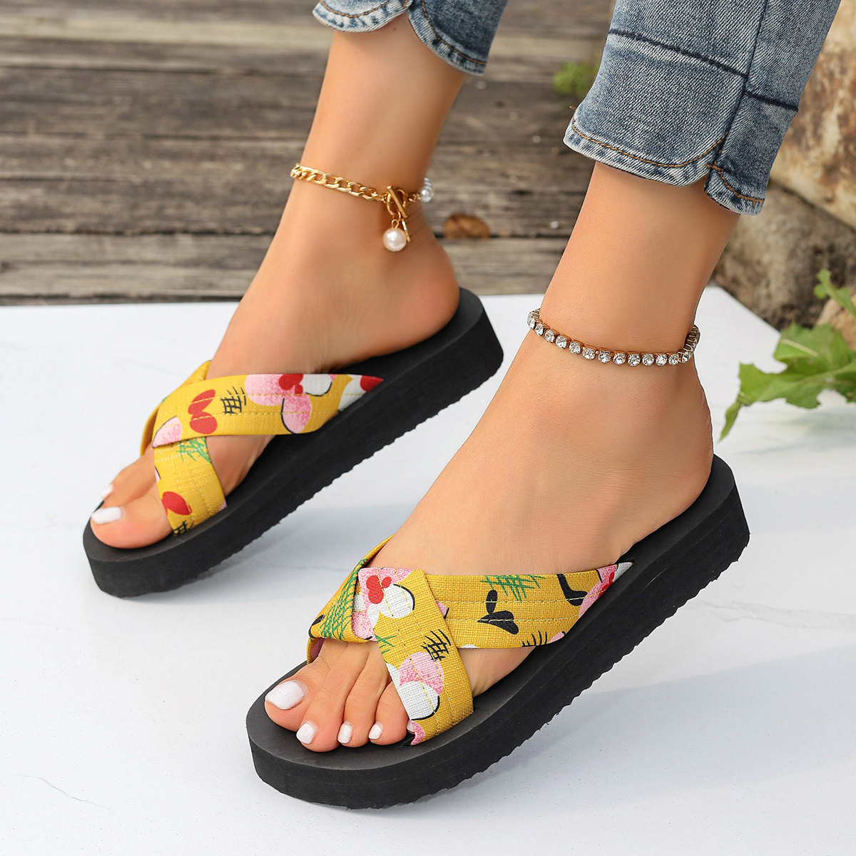Las zapatillas de Flores rotas aumentan con el Fondo grueso, las mujeres usan cientos de estilos de moda y zapatillas frías con los pies fuera de la playa en verano.