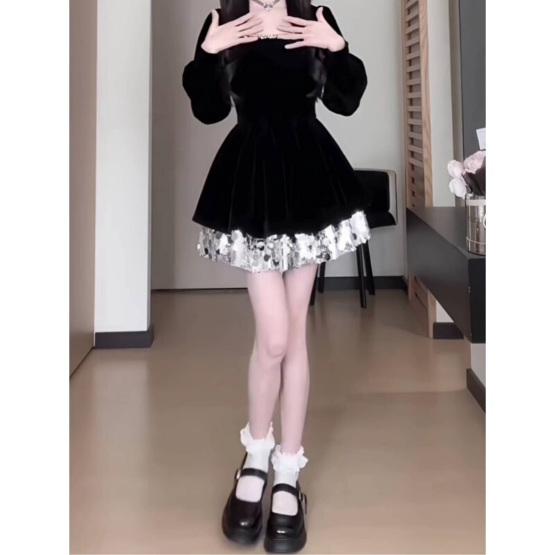 小黑连衣裙女秋冬亮片方口领赫本风2025新款显瘦气质收腰生日裙子|undefined