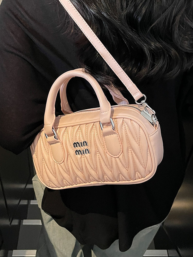 Bolso de mujer de alto nivel retro bolso de mujer nuevo otoño invierno popular versátil bolso de mochila bordado bolso de bolos de mano