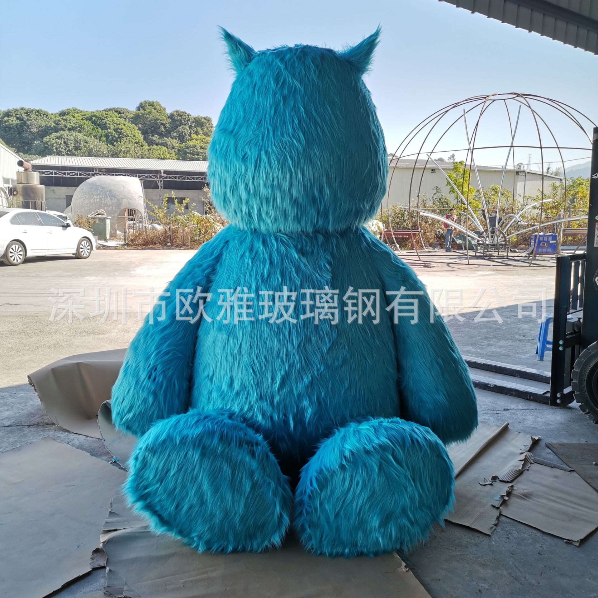 供应玻璃钢大型蓝色熊卡通贴毛公仔雕塑 圣诞雪怪雕塑制品