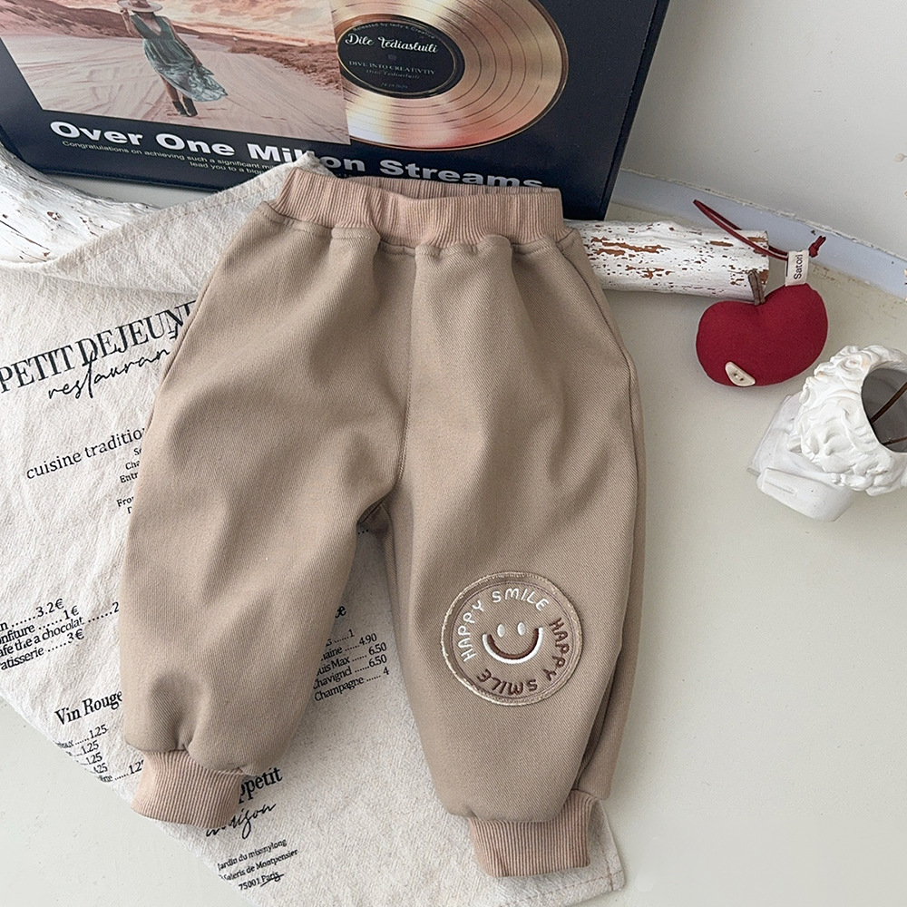 Versión coreana de ropa de otoño e invierno para bebés, chaleco de pana grueso y cálido más pantalones de terciopelo, camisa de fondo a rayas, traje de tres piezas