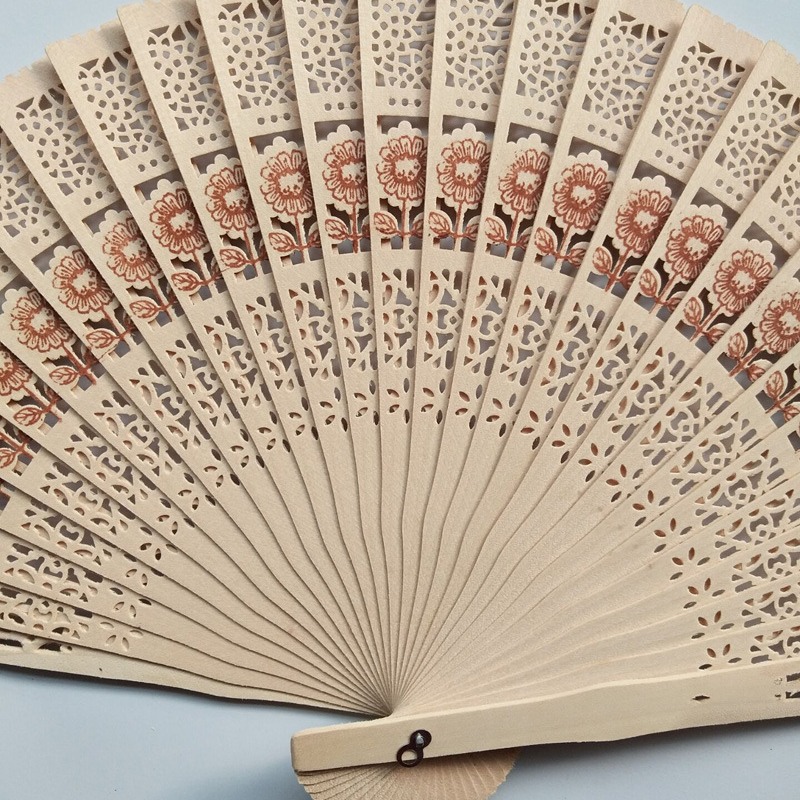 Hay en stock ventiladores de madera fragantes en forma de flor de impacto completo, ventiladores de madera de flor Yang, y ambos estilos están disponibles.