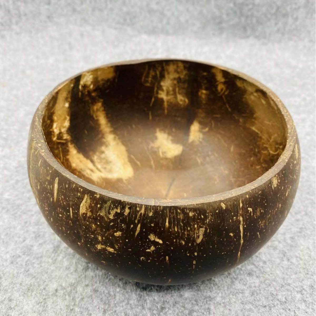 Tazón de coco natural estilo sudeste asiático, con cuchara y tenedor de madera, ideal para ensaladas o desayunos saludables