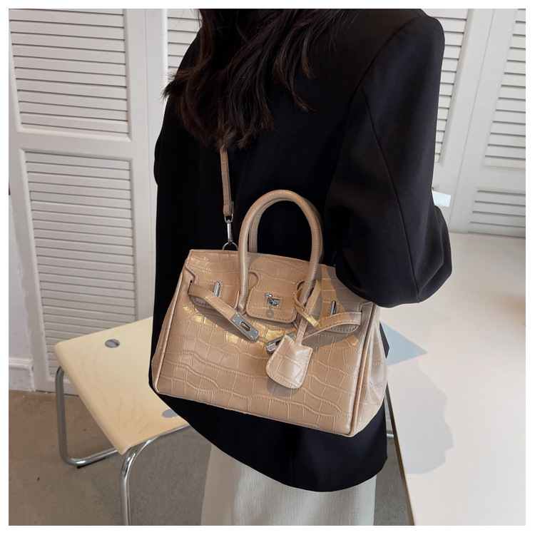 Women's Medium Pu Leather Solid Color Vintage Style Square Lock Clasp Shoulder Bag display picture 6