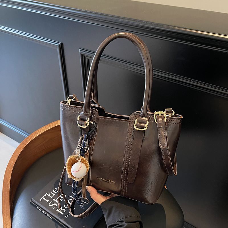 Bolso de mano para mujeres otoño-invierno 2025 nuevo paquete de cubo de textura de transporte universal bolso de hombro mochila casual