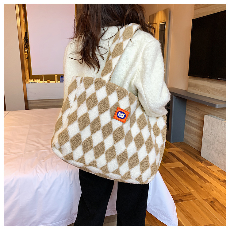 Autumn And Winter Lamb Plush Bag Large Capacity New Fashion Shoulder Bag Commuter Tote Bag display picture 2