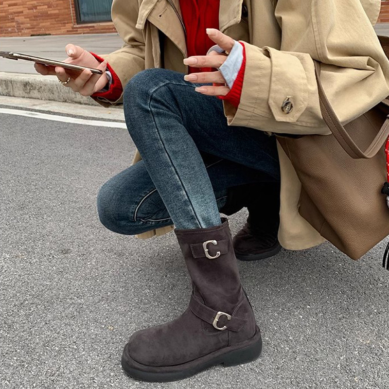 Grape Mom otoño e invierno nuevo estilo retro locomotora hebilla punta redonda suela gruesa botas cortas de tubo medio aumentadas botas de caballero mujeres image 11