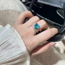 �¿��}���������{��ɫ����˹�������Ľ�ָ�r�аٴ����θ�̼�Ů��