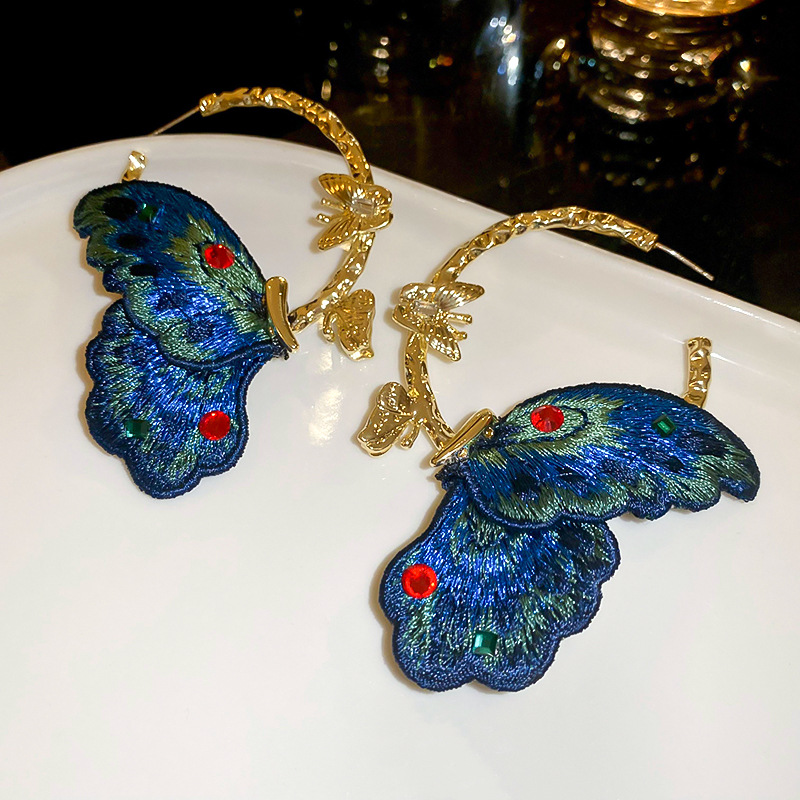 Pendientes de mariposa azul con bordado de aguja de plata Pendientes de estilo antiguo de personalidad europea y americana Pendientes de lujo ligero exquisito de alta calidad