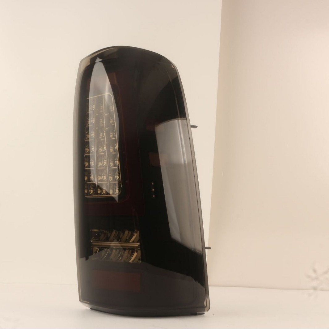 Aplicable a Chevrolet 03-06 SILVERAD0 Solode modificado LED negro luz trasera multifuncional