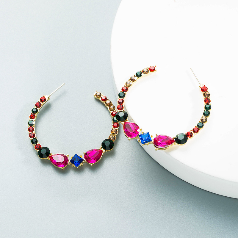 Großhandel Modelegierung Eingelegte Farbe Strass C-förmige Ohrringe Nihaojewelry display picture 5