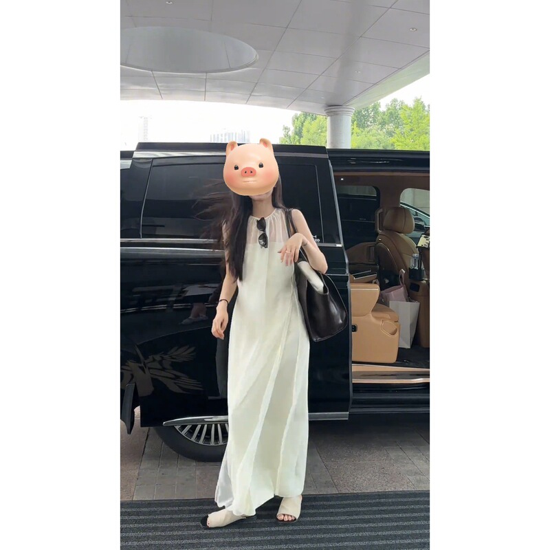 Simple and Fashionable Design Sleeveless Dress for Women, Holiday Style, Beautiful and Elegant Long Dress Trend