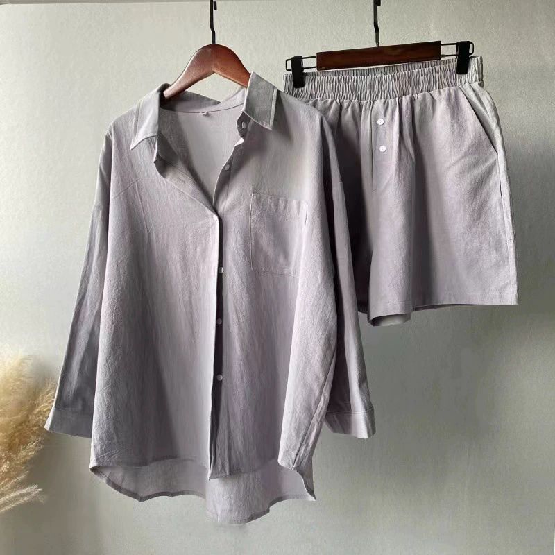 Completo estivo da donna in cotone e lino, composto da camicia e pantaloncini, tinta unita, due pezzi._voghion.com