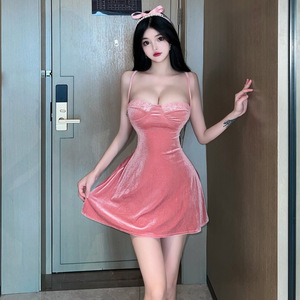 Lace hollowed out backless dress for slimming effect