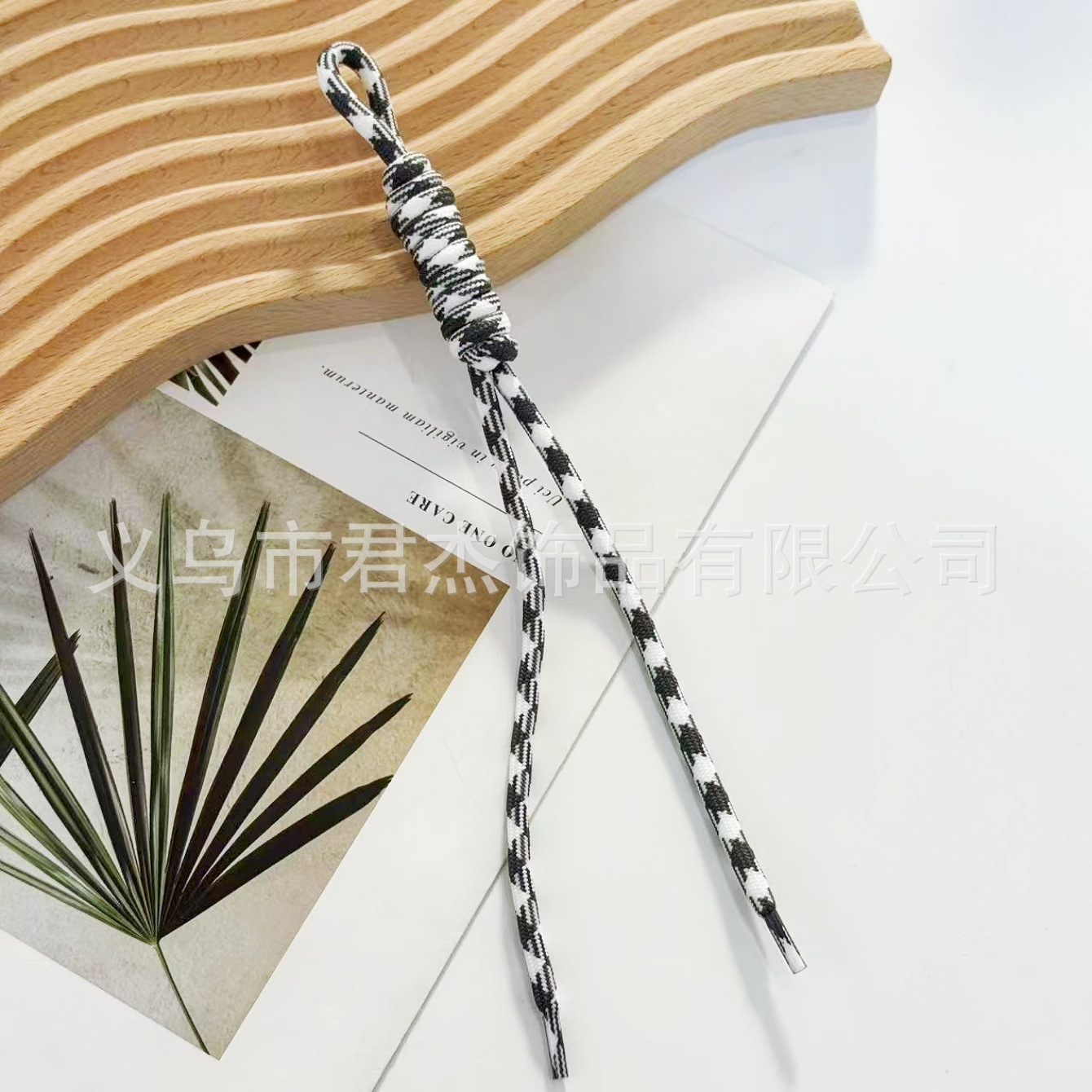 編みカバンのストラップの螺旋の結び紐のiuは鍵のボタンのネットの赤い色の結びの縄の装飾の部品を結びます。