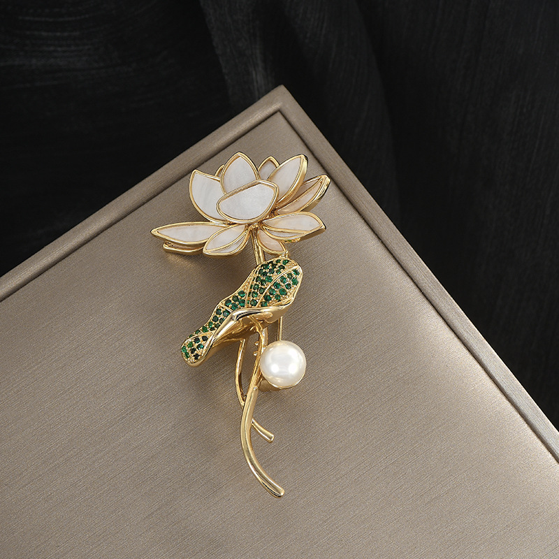 Japón y Corea de la moda elegante broche de flor de loto creativo esmalte pintado al óleo adornamiento abrigo de brisa suéter accesorios cardigan