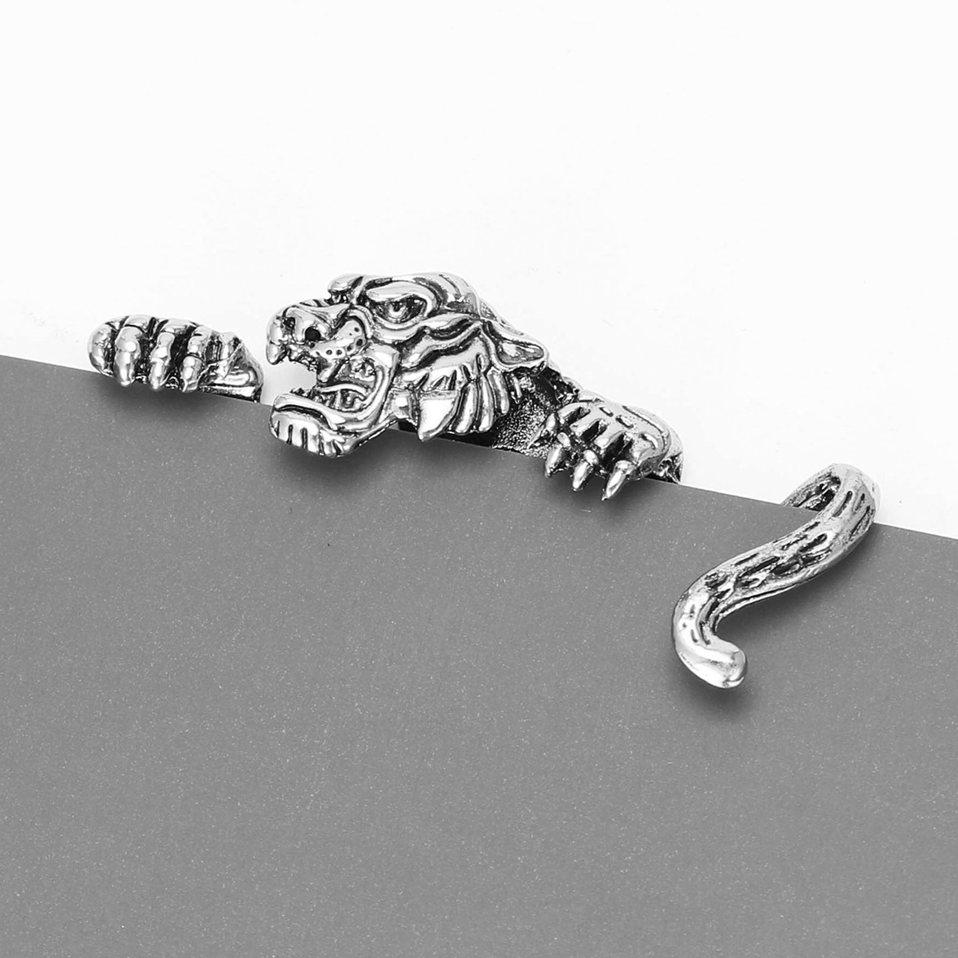 New Vintage-Style Bold Alloy Enamel Tiger Brooch, Creative and Versatile Men's Suit Coat Lapel Pin Accessory