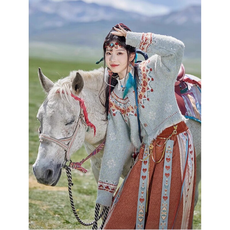 Hanfu-style, niche and trendy, ethnic-inspired long-sleeved knitted short cardigan, a chic and stylish outerwear piece for women Hanfu-style, niche and trendy, ethnic-inspired long-sleeved knitted short cardigan, a chic and stylish outerwear piece for women