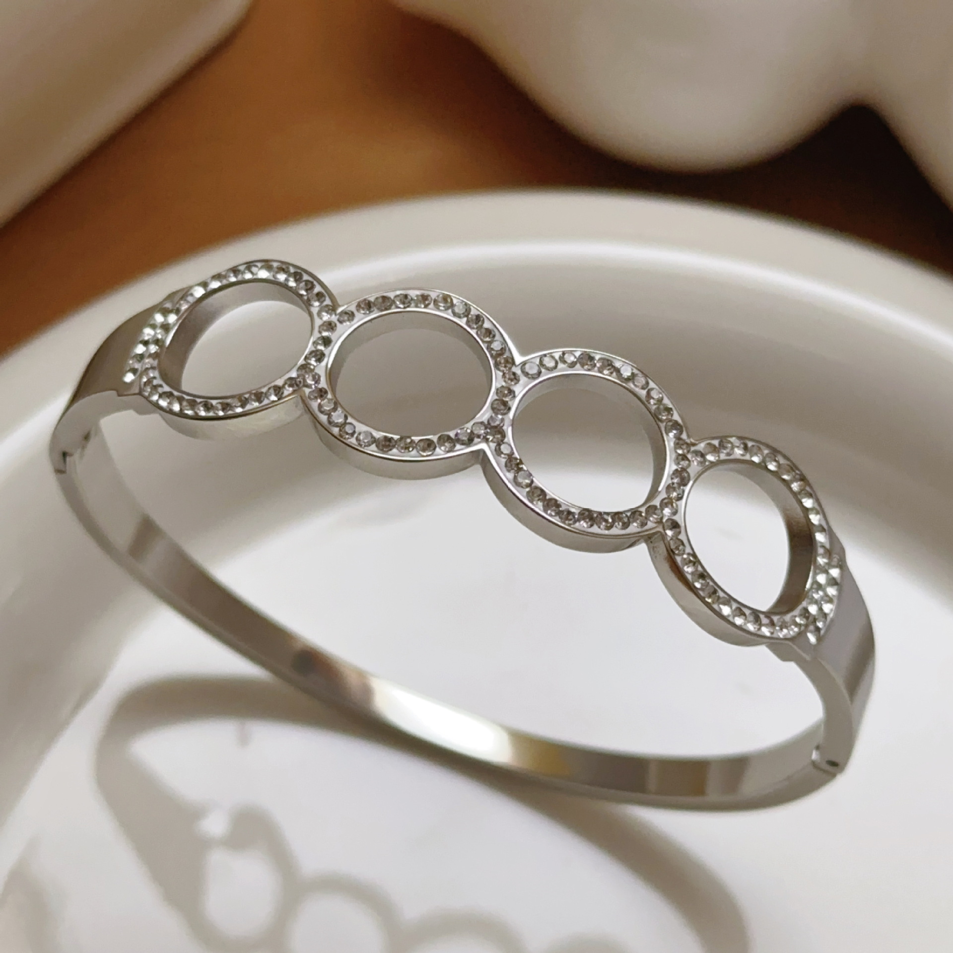 Xia Xia Zhong diseño ligero lujoso oro titanio acero pulsera de acero inoxidable para mujeres de alta calidad temperamento simple