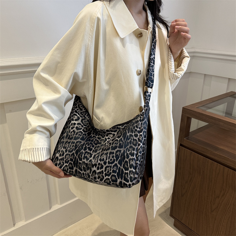 Bolsa de gran capacidad para mujeres 2024, invierno nuevo estilo extranjero, textura coreana, bolso de hombro para clase de viaje a la moda.