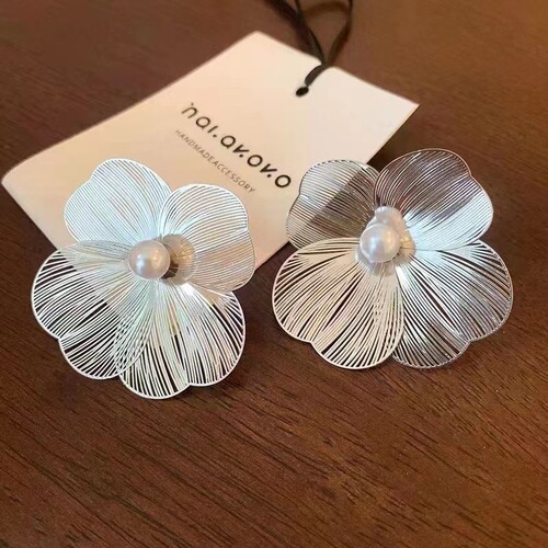 S925 Silver Needle Korean Minimalist Metal Flower Western European Atmospheric Unique Style Complementary High-End Design Earrings