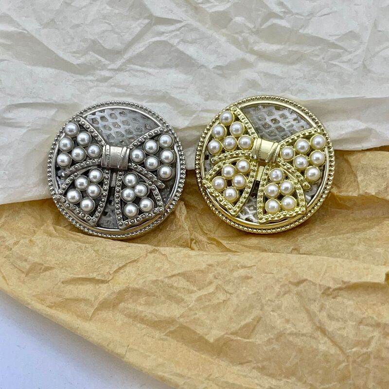 Manufacturer's In-Stock Chanel-Style Bow Tie with Pearl-Studded Round Metal Buttons for Shirts, Jackets, and Knitwear Fashion Decorative Buttons Manufacturer's In-Stock Chanel-Style Bow Tie with Pearl-Studded Round Metal Buttons for Shirts, Jackets, and Knitwear Fashion Decorative Buttons