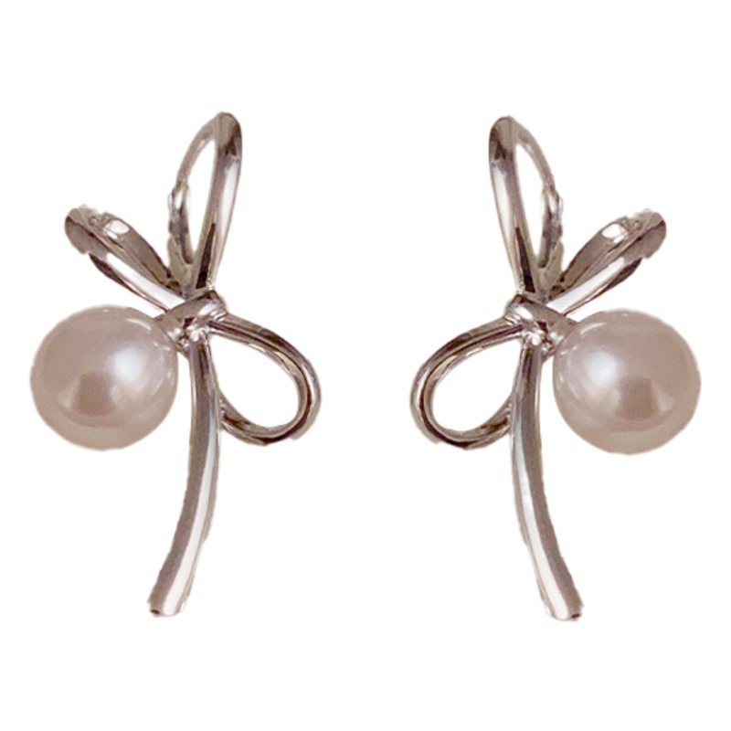 Popular en línea popular INS de alto grado dulce arco perla oído hebilla temperamento suave luz de moda de lujo pendientes del todo fósforo