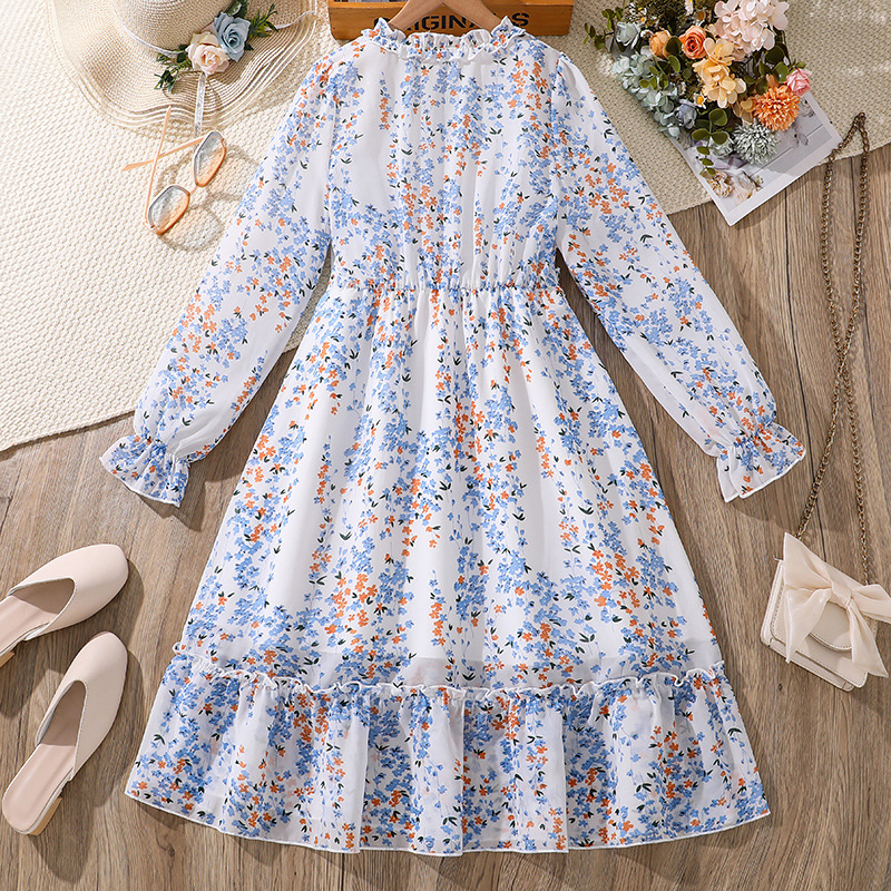 Flickklänning med blommor och lång ärm prinsessmodell_voghion.com