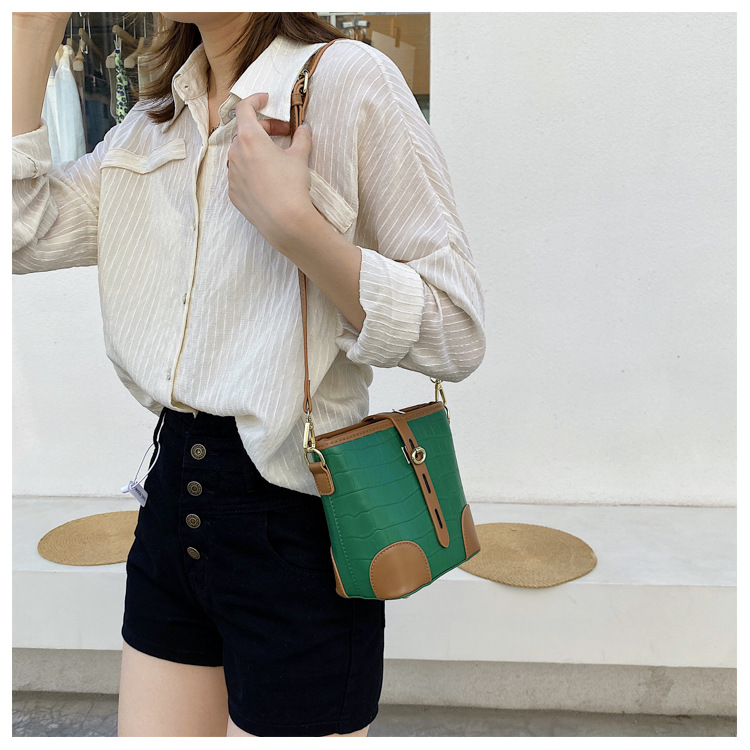 Nihaojewelry Fashion Texture Crocodile Pattern One-shoulder Messenger Bucket Bag Wholesale display picture 10