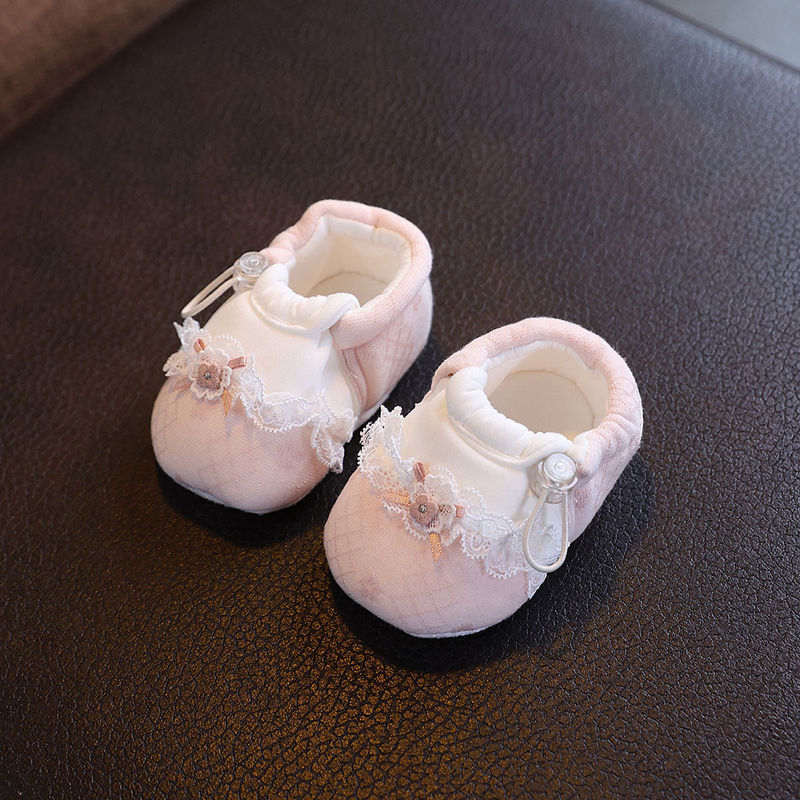 Baby pre-walking shoes, princess-style lace-trimmed soft-soled cotton shoes for girls, 0-1 year old, newborn, warm, and designed for learning to walk