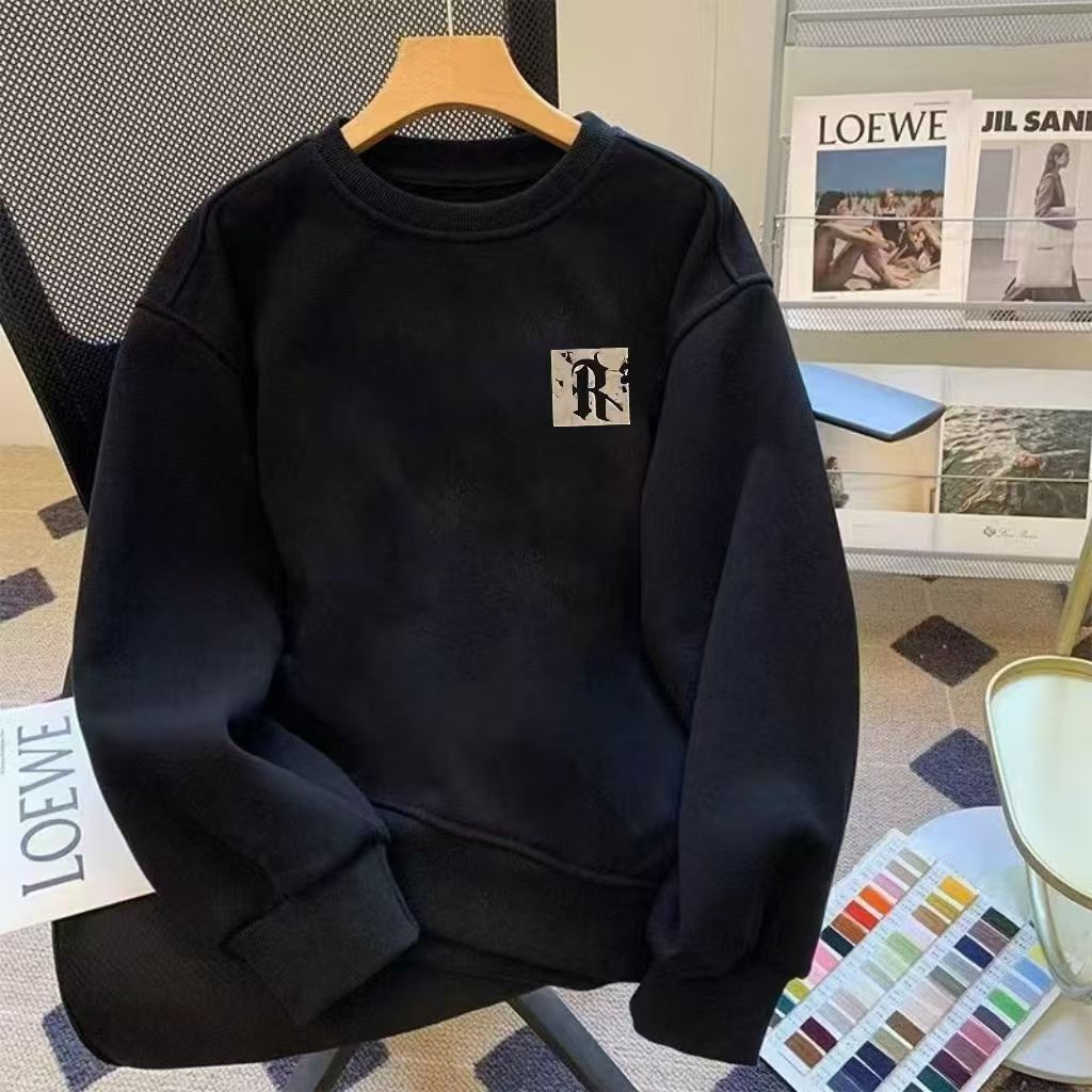 블랙 라운드넥 얇은 스타일 (가슴에 작은 R)