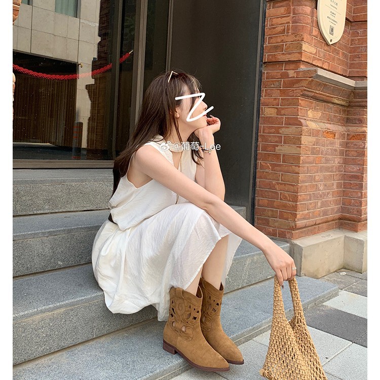 葡萄妈现货秒发~ 两个颜色~辣妹尖头镂空刺绣中短筒粗跟西部靴女|undefined