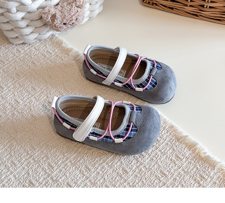 Sapatos de couro aos quadrados para menina versáteis e flexíveis_voghion.com
